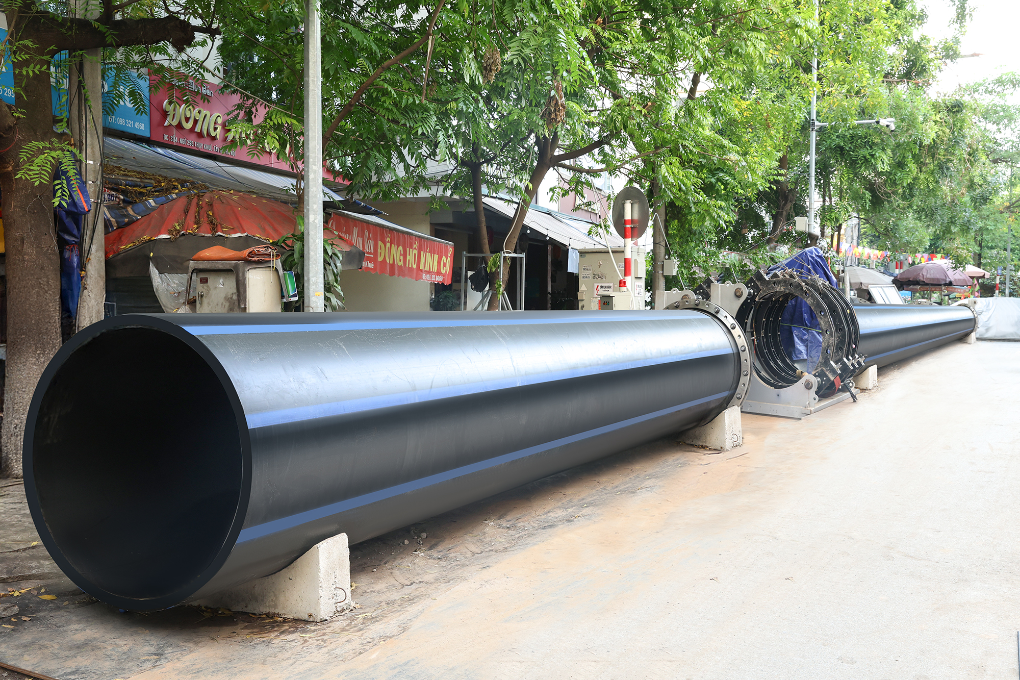 Một phần ống HDPE DN1200 do EUROPIPE cung cấp được lắp đặt dọc tại tuyến phố Đồng Cổ, Thụy Khuê (Ảnh: EUROPIPE).