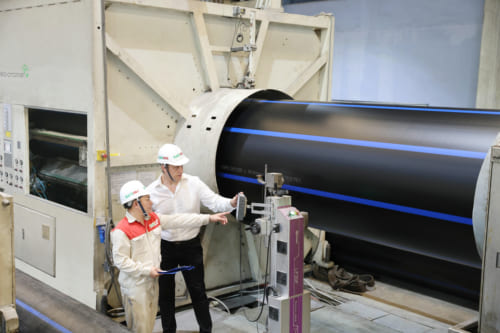 Ống HDPE DN1200 được kiểm tra chất lượng nghiêm ngặt bởi các chuyên gia quốc tế, đảm bảo đáp ứng các tiêu chuẩn kỹ thuật cao nhất (Ảnh: EUROPIPE).
