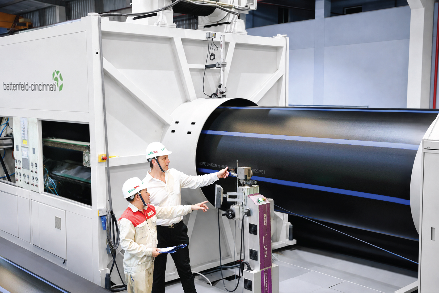 Giữa hệ thống máy móc tối tân, con người vẫn là "trái tim" của nhà máy EUROPIPE (Ảnh: AMACCAO).

